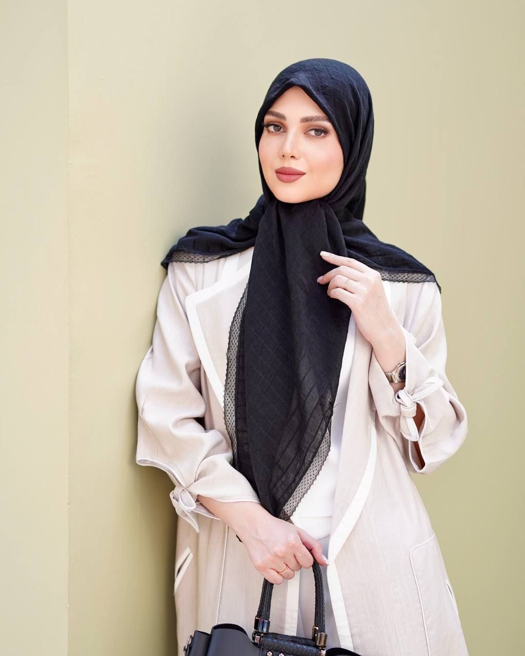 روسری وال نخی طرح چهار خونه دور دانتل سایز 120