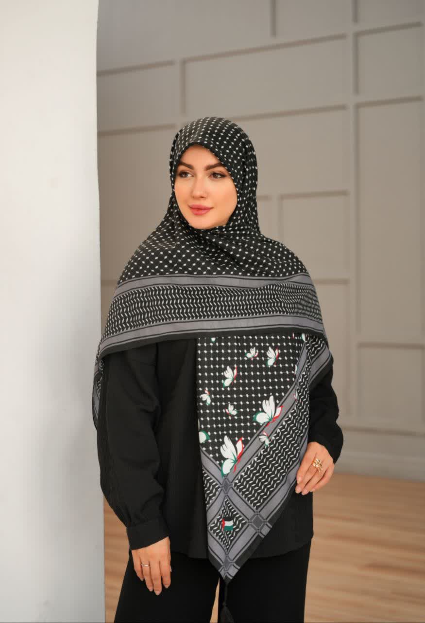 روسری زنانه طرح پروانه و خال‌خالی با نماد پرچم فلسطین، ترکیب رنگ مشکی و خاکستری، استایل باوقار و حماسی.”