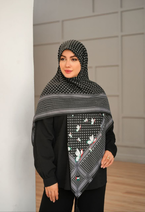 روسری زنانه طرح پروانه و خالخالی با نماد پرچم فلسطین، ترکیب رنگ مشکی و خاکستری، استایل باوقار و حماسی.”