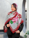 روسری نخی با طرح گوچی و گلهای درشت صورتی و قرمز، حاشیه قرمز، مناسب استایل مجلسی و روزمره.”
