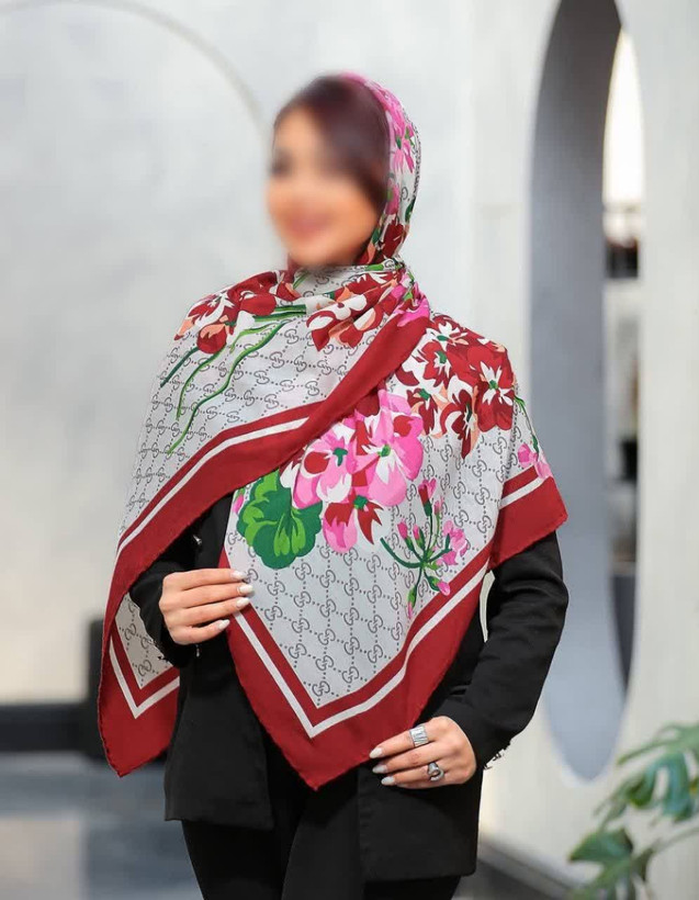 روسری نخی با طرح گوچی و گلهای درشت صورتی و قرمز، حاشیه قرمز، مناسب استایل مجلسی و روزمره.”