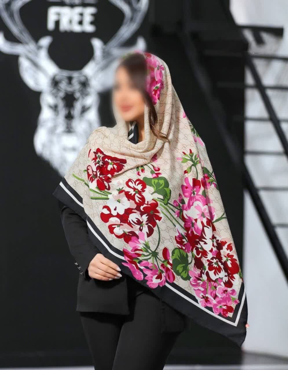 روسری نخی با طرح گوچی و گل‌های درشت صورتی و قرمز، حاشیه مشکی، مناسب استایل مجلسی و روزمره.”