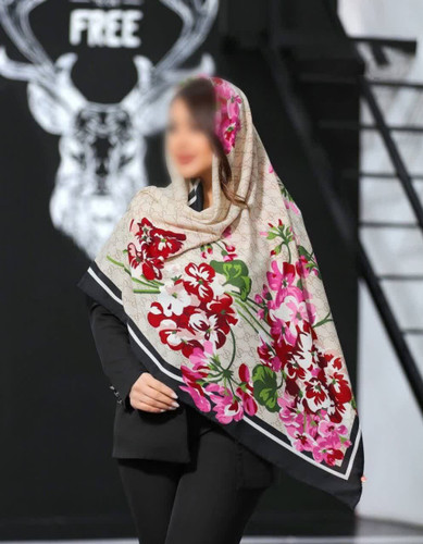 روسری نخی با طرح گوچی و گلهای درشت صورتی و قرمز، حاشیه مشکی، مناسب استایل مجلسی و روزمره.”