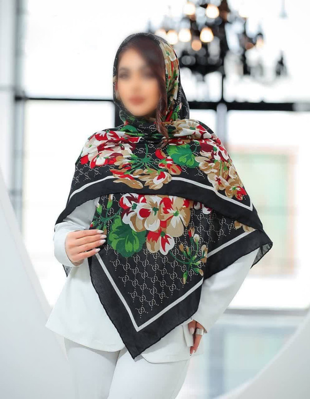 روسری نخی با طرح گوچی و گلهای درشت قرمز، زمینه و حاشیه مشکی،مناسب استایل مجلسی و روزمره.”