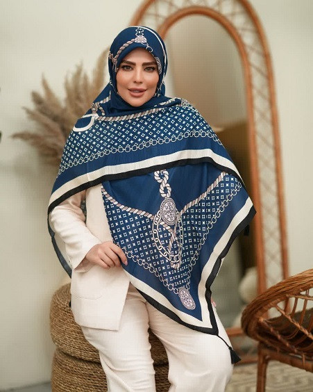 روسری نخی سیا اسکارف طرح لویی و زنجیر سایز ۱۴۰
