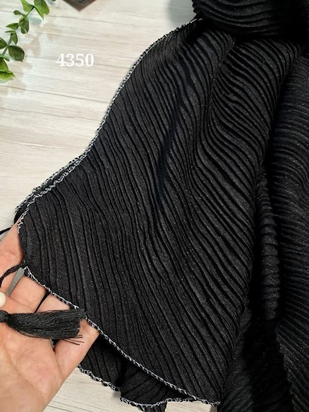 شال برشکا پلیسه لمه مشکی دور لمه ۱۹۵×۷۵