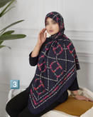 روسری نخی سیا اسکارف طرح گل مربعی سایز ۱۴۰