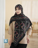 روسری نخی سیا اسکارف طرح گل مربعی سایز ۱۴۰